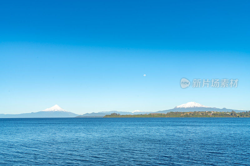 奥索尔诺火山和Volcán Calbuco与月亮-智利湖地区，瓦拉斯港，智利